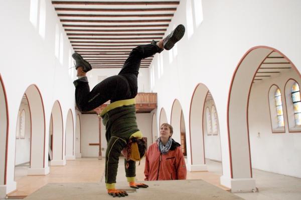 Bild 1 von 7: Ein ungewohnter Anblick: Handstand auf dem Altar - wenn eine alte Kirche zum kreativen Raum wird.