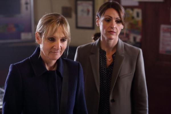 Bild 1 von 8: DC Janet Scott (Lesley Sharp, l.); DC Rachel Bailey (Suranne Jones, r.)