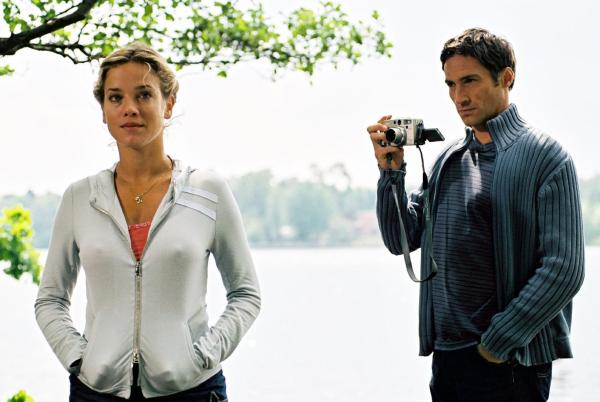 Bild 1 von 11: Bei der Vorbereitung seiner Hochzeit mit Karen fühlt sich Hannes (Benjamin Sadler, r.) immer stärker zu Nina (Muriel Baumeister, l.), der Besitzerin des Lokals, in dem die Hochzeit stattfinden soll, hingezogen.