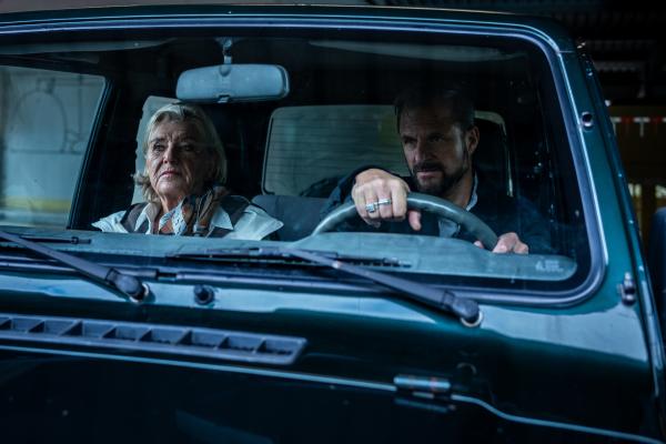 Bild 1 von 12: Annemarie Papst (Jutta Speidel) und Lukas Geier (Philipp Hochmair)  sind zusammen mit dem Auto unterwegs.