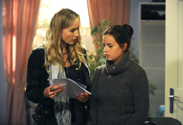 Bild 1 von 9: Jana hat das Gefühl, dass mit Charlie etwas nicht stimmt. Von links: Jana (Isabella Hübner) und Charlie Keller (Marie-Claire Schuller).