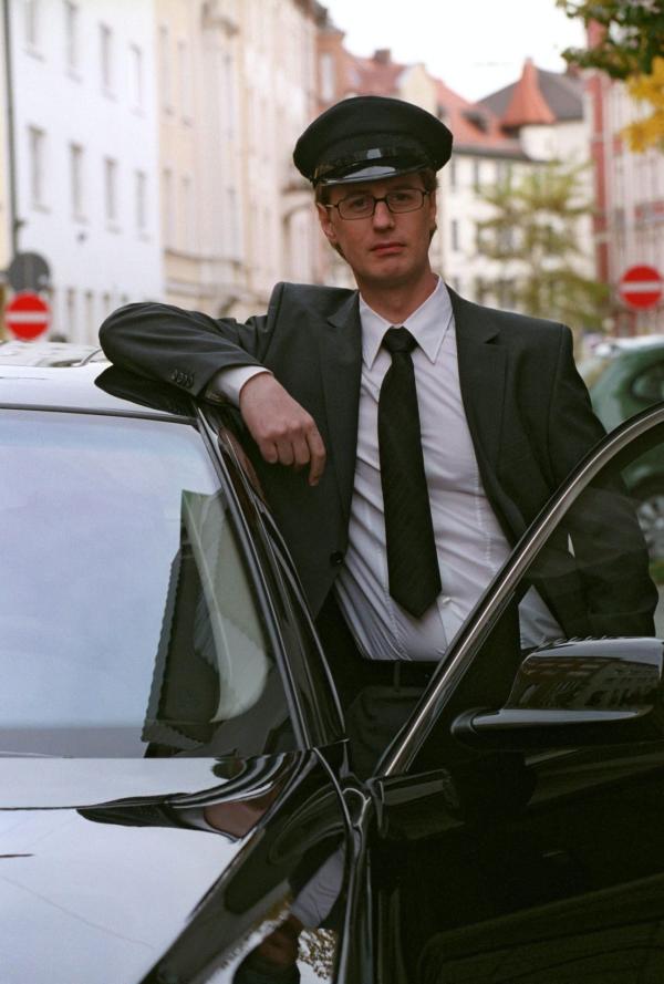 Bild 1 von 18: Bekommt einen neuen Chef: Chauffeur Fred (Florian Simbeck) ...