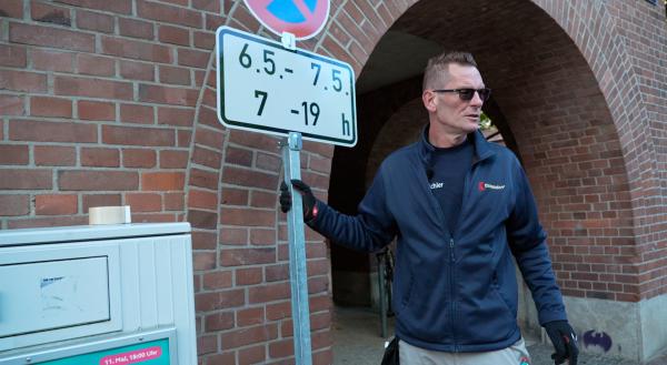 Bild 1 von 2: Umzugsmitarbeiter Mario Weichler stellt ein Halteverbotsschild für den Umzug des Stadtarchivs auf.