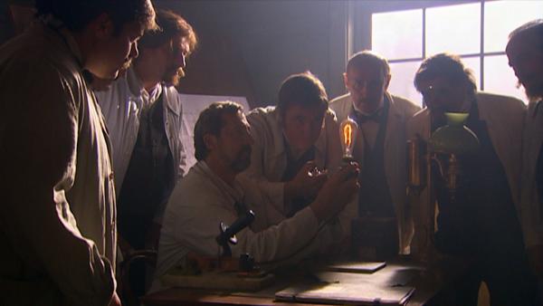 Bild 1 von 6: Thomas Alva Edison begutachtet eine Glühbirne.