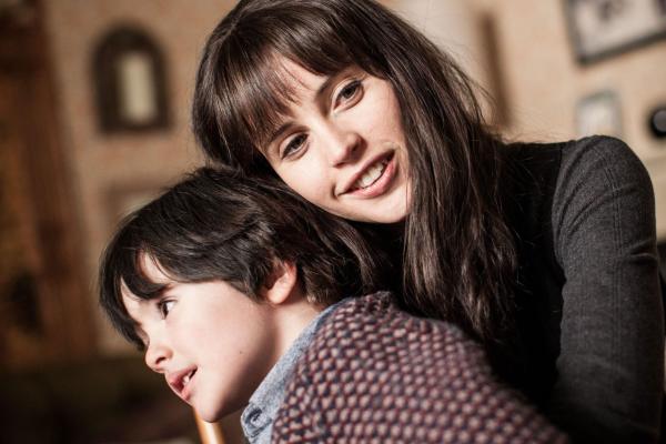 Bild 1 von 10: junger Conor (Max Golds, l.); Elizabeth (Felicity Jones)
