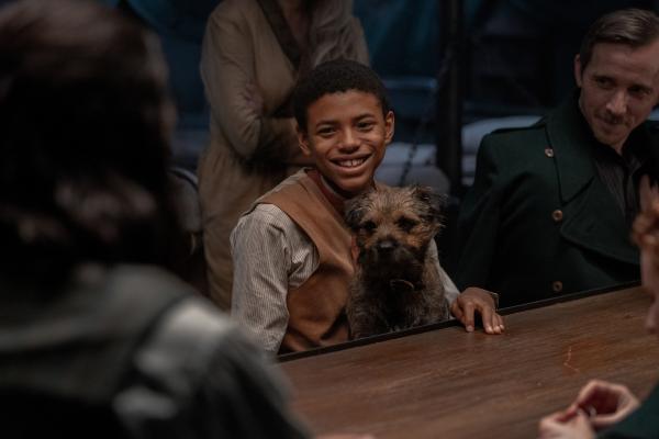 Bild 1 von 5: Nach der gescheiterten Schatzsuche will Nemo (Shazad Latif, l.) aufgeben. Blaster (Kayden Price, M.), Hund Archie, Cuff (Benedict Hardie, r.) und der Rest der Crew schaffen es aber, ihn wieder aufzumuntern.