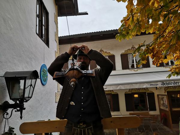 Bild 1 von 10: Rainer Brandl beim Taubenschießen.