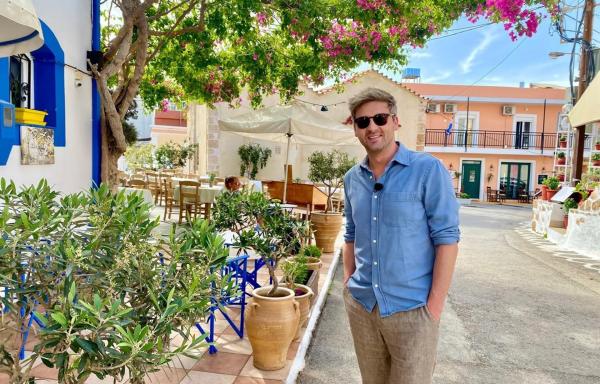 Bild 1 von 1: Moderator Johannes Zenglein hat sich eine Pauschalreise auf die Insel Kreta gebucht. In 5 Tagen will er möglichst viel erleben. Und das für unter 1.000 Euro.
