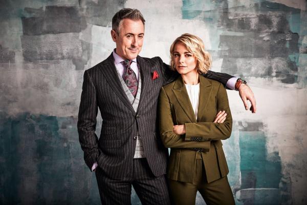 Bild 1 von 18: Dr. Dylan Reinhart (Alan Cumming, l.); Lizzie Needham (Bojana Novakovic, r.)