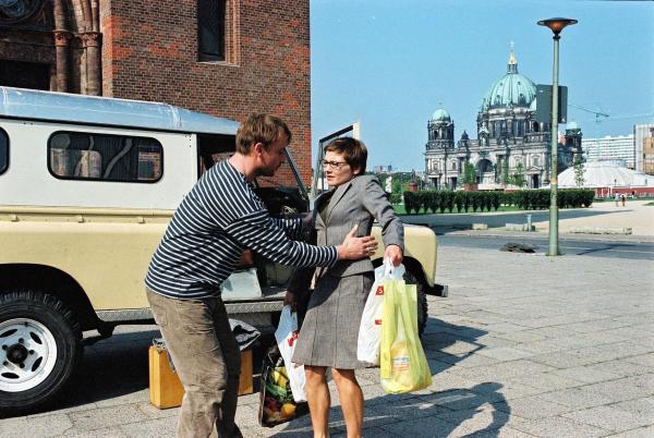 Bild 1 von 14: Erste Begegnung auf der Straße. Nach ihrem Einkauf rennt Anna (Claudia Schmutzler, r.) direkt in die Arme von Jan (Eckhard Preuß, l.).