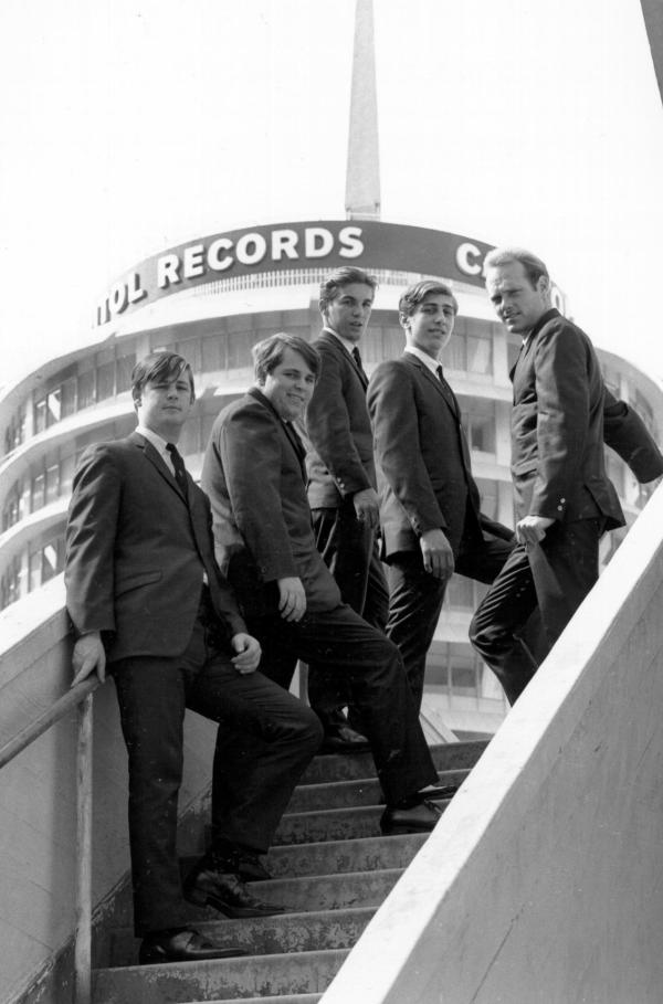 Bild 1 von 6: Los Angeles, 1962: Die Beach Boys ? Brian Wilson, Carl Wilson, Dennis Wilson, David Marks und Mike Love (v.l.) ? posieren vor dem Gebäude von Capitol Records für ein Foto.
