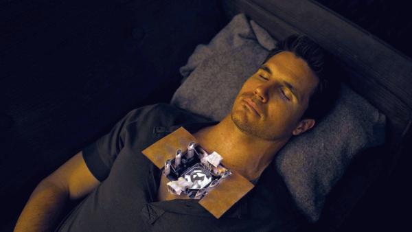 Bild 1 von 6: Evan (Robbie Amell) ist eine humanoide KI