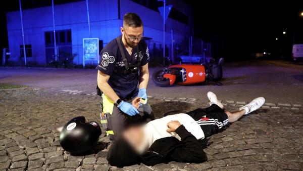 Bild 1 von 4: Zu einem Rollerunfall wird Dr. Don-Felix Ryzek in München gerufen. Der Patient macht noch Scherze, aber der Notarzt kann innere Verletzungen nicht ausschließen.