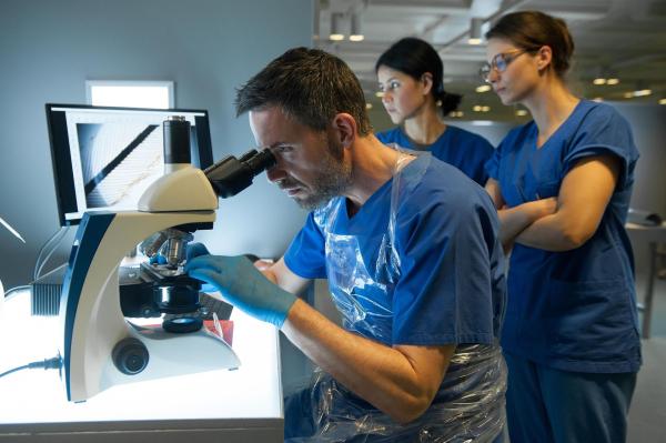 Bild 1 von 6: Dr. Fred Abel (Tim Bergmann)