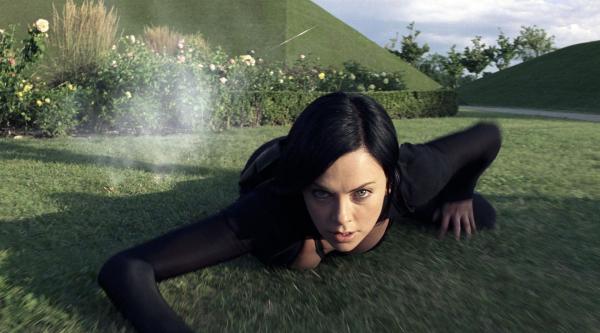 Bild 1 von 8: Als Una, die Schwester der Top-Agentin der Aufständischen, Aeon Flux (Charlize Theron), spurlos verschwindet, macht sich diese auf, um den Diktatoren Trevor zu liquidieren - doch diese Mission erweist sich als schwieriger als gedacht ...
