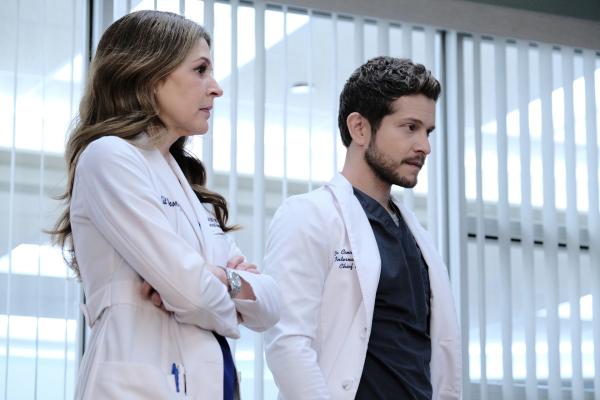 Bild 1 von 22: Dr. Kit Voss (Jane Leeves, l.); Dr. Conrad Hawkins (Matt Czuchry, r.)