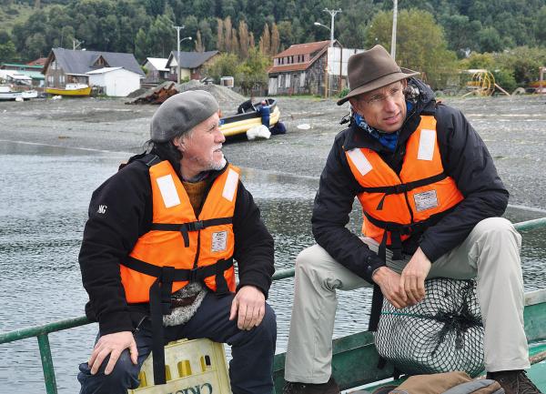 Bild 1 von 2: Kulturexperte Renato Cardenas und Reto Brennwald in Tenaun, Insel Chiloé, Chile.