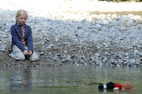 Bild 1 von 11: Die kleine Isabella Wörler (Miriam Weiskopf) sitzt alleine an einem Wildbach. Kann die Bergwacht sie finden?