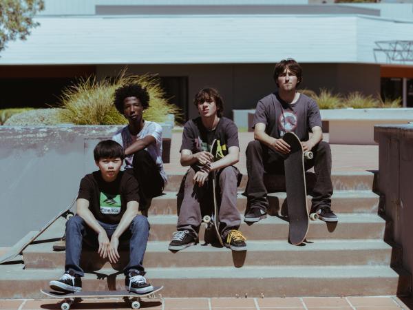 Bild 1 von 5: (L to R) Actors Izaac Wang, Montay Boseman, Sunil Maurillo, and Chiron Denk on the set of writer/director Sean Wang's DÌDI, a Focus Features release. Credit: Courtesy of Iris Lee / Focus Features / Talking Fish Pictures, LLC.