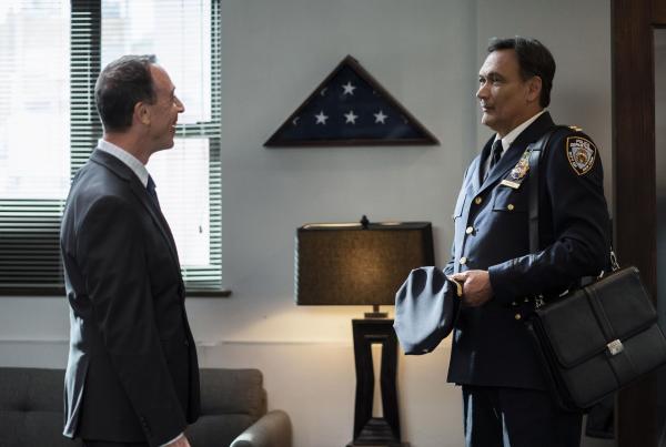 Bild 1 von 12: Don Jankowicz (Nelson Avidon, l.); Assistant Chief John Suarez (Jimmy Smits, r.)