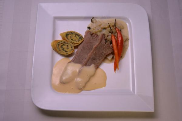 Bild 1 von 7: Hauptspeise: gekochter Kalbstafelspitz in Weinschaumsauce mit Ofengemüse und gefüllten Pfannkuchen.
