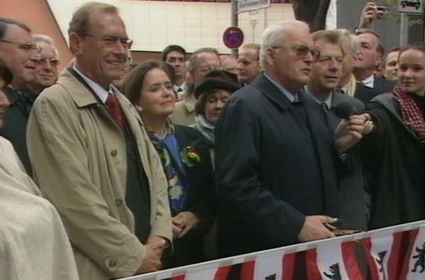 Bild 1 von 6: Das Jahr 1998 - nach 16 Jahren wird Helmut Kohl abgewählt und Gerhard Schröder zum neuen Kanzler der Deutschen, der Potsdamer Platz wird feierlich eröffnet und Berlin erlebt die schwerste Gasexplosion der Nachkriegsgeschichte. Eine Berlin-Chronik der Superlative: Vier Jahrzehnte von 1961, dem Jahr des Mauerbaus, bis 1999, als Berlin wieder Hauptstadt eines vereinten Deutschlands ist. - Foto: Bundespräsident Roman Herzog eröffnet den Potsdamer Platz.