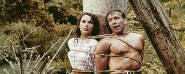 Bild 1 von 8: Am Marterpfahl gefesselt bangen Fred Engel (Götz George, r.) und Ellen Patterson (Karin Dor, l.) um ihr Leben ...