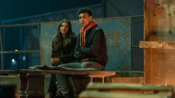 Bild 1 von 21: Im Bild: Maeve Courtier-Lilley (Audrey), Archie Madekwe (Jann Mardenborough).