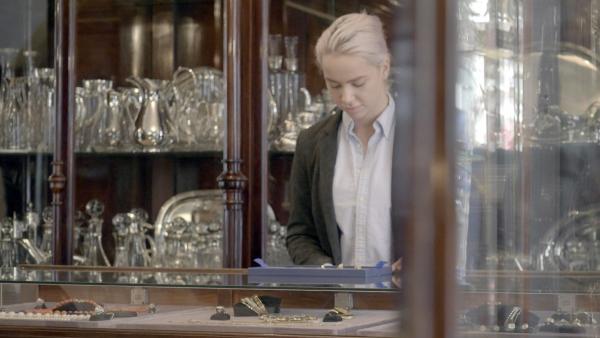 Bild 1 von 4: Rozet Fischmeister Verkäuferin.