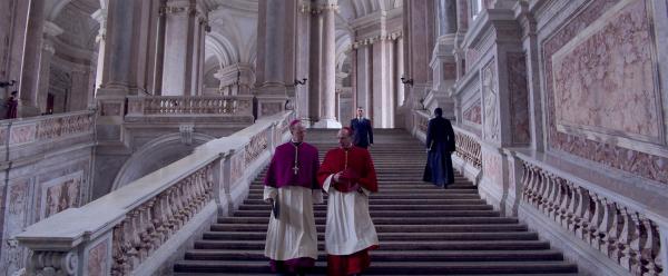 Bild 1 von 6: (L to R) Brían F. O'Byrne as Cardinal O'Malley and Ralph Fiennes as Cardinal Lawrence in director Edward Berger's CONCLAVE, a Focus Features release. Credit: Courtesy of Focus Features.