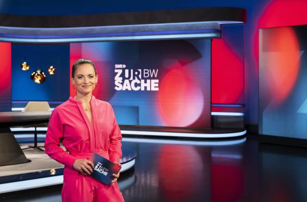 Bild 1 von 3: Das Politikmagazin fürs Land, jew. donnerstags um 20.15 Uhr im SWR Fernsehen (BW).  Moderatorin Alexandra Gondorf in der Mainstage.