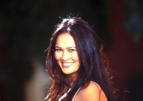 Bild 1 von 9: Die attraktive Sydney Fox (Tia Carrere) ist Professorin für Kunstgeschichte an der Universität von Toronto und erlebt auf ihrer Suche nach historischen Artefakten so manches Abenteuer.
