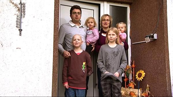 Bild 1 von 6: Gilbert und Svenja mit ihren vier Kindern.