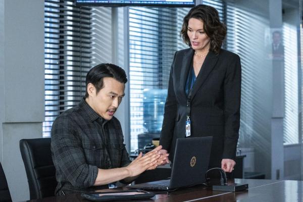Bild 1 von 7: Analyst Ian Lim (James Chen, l.); FBI SAC Isobel Castille (Alana De La Garza, r.)