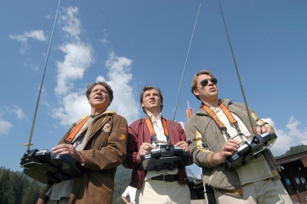 Bild 1 von 12: Im Bild (v.li.): Helmut Berger (Konrad Ortner), Daniel Doujenis (Stefan Hartmann), Pierre Besson (Christian König).