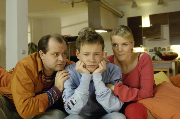 Bild 1 von 10: Wie es sich für Bewohner einer WG gehört, stehen Markus (Markus Majowski, l.) und Mirja (Mirja Boes, r.) ihrem neuen Mitbewohner Mathias (Mathias Schlung, M.) in jeder Lebenslage zu Seite.