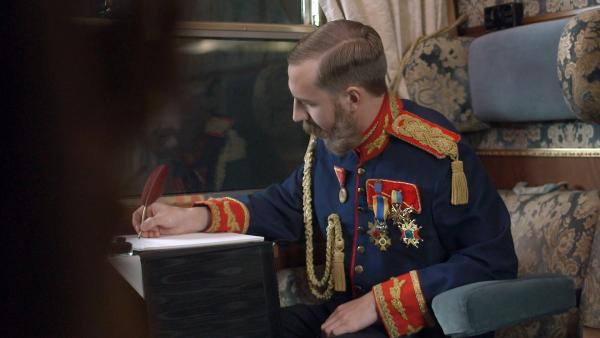 Bild 1 von 4: Franz Joseph auf einer Zugreise.
