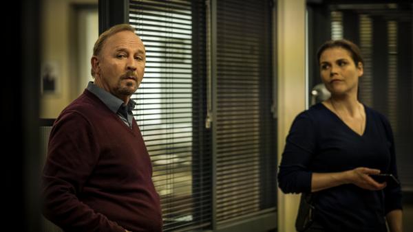 Bild 1 von 15: Nina Petersen (Katharina Wackernagel) und Karl Hidde (Alexander Held) besprechen die neuen Ermittlungsergebnisse.