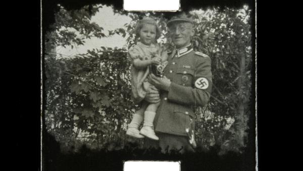 Bild 1 von 13: 9,5mm Material von Otto P. - Der Amateurfilmer in Uniform mit Tochter.