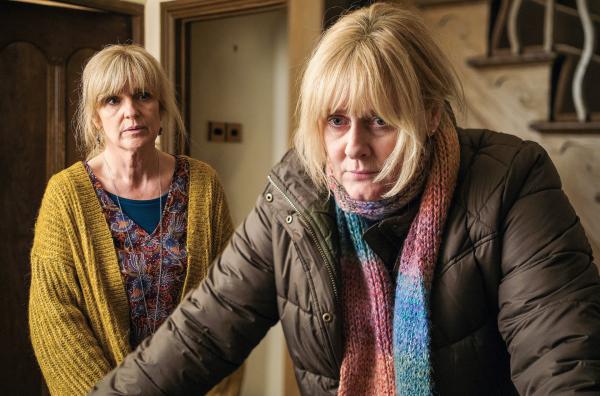 Bild 1 von 1: Während Catherine (Sarah Lancashire, re.) versucht, ihre Familie zu beschützen, laufen Ermittlungen an, um den Mörder einer jungen Mutter zu finden.