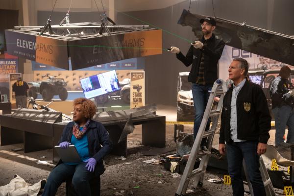 Bild 1 von 8: (v.l.n.r.) Dr. Loretta Wade (CCH Pounder); Forensiker Sebastian Lund (Rob Kerkovich); Special Agent Dwayne Pride (Scott Bakula)