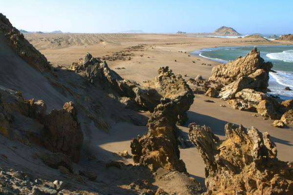 Bild 1 von 7: Die Felsen vor Lüderitz, die \