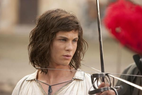 Bild 1 von 19: Der junge D'Artagnan (Logan Lerman), der von seinem verstorbenen Vater, einem ehemaligen Musketier, im Fechten ausgebildet worden ist, will sich den königlichen Musketieren anschließen. Deshalb reist er nach Paris. Kaum angekommen, lernt er bereits seinen künftigen Erzfeind kennen ...