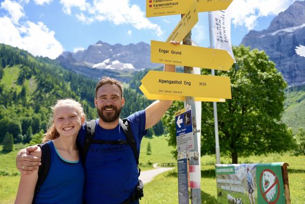 Bild 1 von 6: Bertl mit seiner Tochter beim Bergwandern im Karwendel. Bertl und Claudia Rackwitz-Hartmann sind die neuen Hüttenwirte der Lamsenjochhütte im Karwendel. Die beiden haben erst im Jahr zuvor die frisch renovierte Falkenhütte als Pächter übernommen. Im Winter betreiben sie auch noch eine Après-Ski-Hütte in Fieberbrunn. Eine Herausforderung für die ganze Familie.