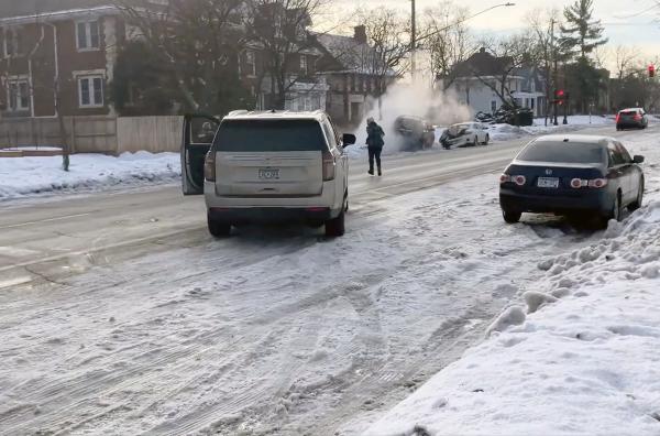 Bild 1 von 1: Kurz nach ihrem Tod gingen Videos vom Tod von Renée Good, die von Beamten der US-Migrationsbehörde ICE getötet wurde, um die Welt. Sie werfen Fragen zur Überzeugungskraft von Bildern auf.