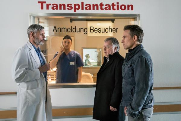 Bild 1 von 5: (v.l.n.r.) Dr. Schmidbauer (Rainer Winkelvoss); Dennis Simonek (Max Wagner); Hajo Trautzschke (Andreas Schmidt-Schaller); Jan Maybach (Marco Girnth)