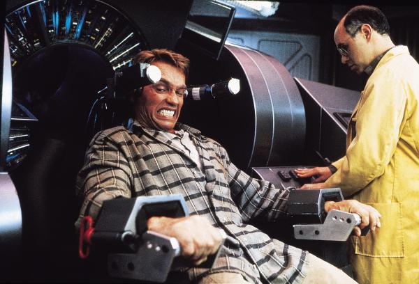 Bild 1 von 9: Immer wieder träumt Douglas (Arnold Schwarzenegger, l.) davon, ein Leben auf dem Mars zu führen. Als er dann eines Tages in der Firma \