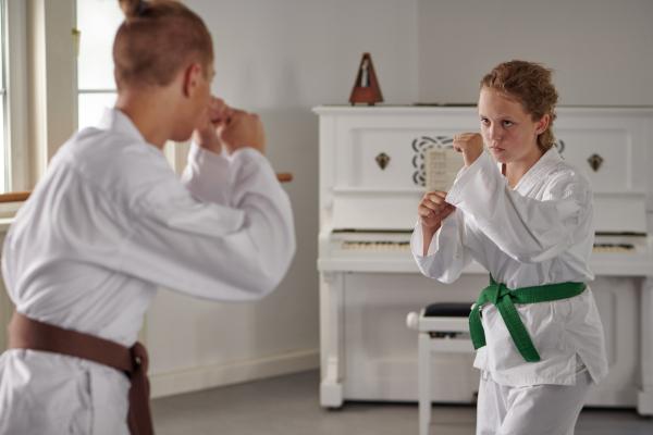 Bild 1 von 4: Beim Traininig will Joyce (Matilda Willigalla, re.) Noah (Philip Rüger, li.) von ihrer 1a-Idee hinsichtlich seines neuen Films überzeugen.