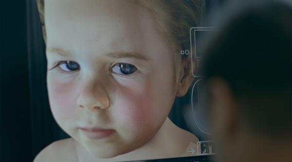 Bild 1 von 2: Mark Sagar, der Mitgründer von Soul Machines, interagiert mit dem digitalen Avatar seines Kindes, Baby X.