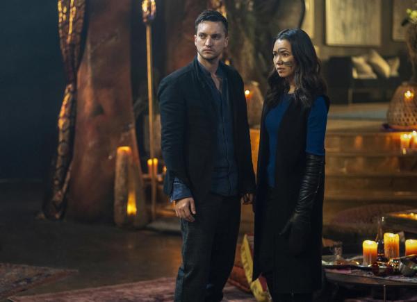 Bild 1 von 4: John Murphy (Richard Harmon, l.); Emori (Luisa d'Oliveira, r.)